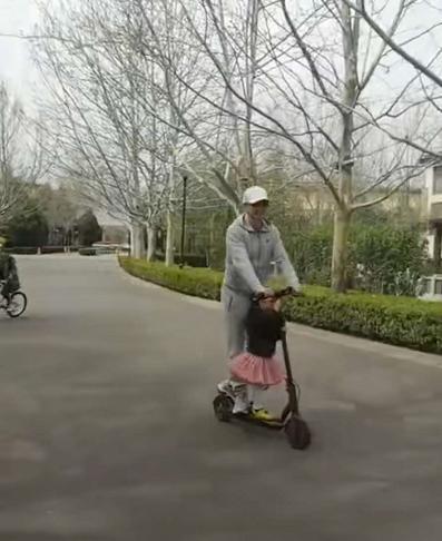 47岁赵文卓晒视频，开心陪伴女儿玩滑板车，儿子身后跟着骑行