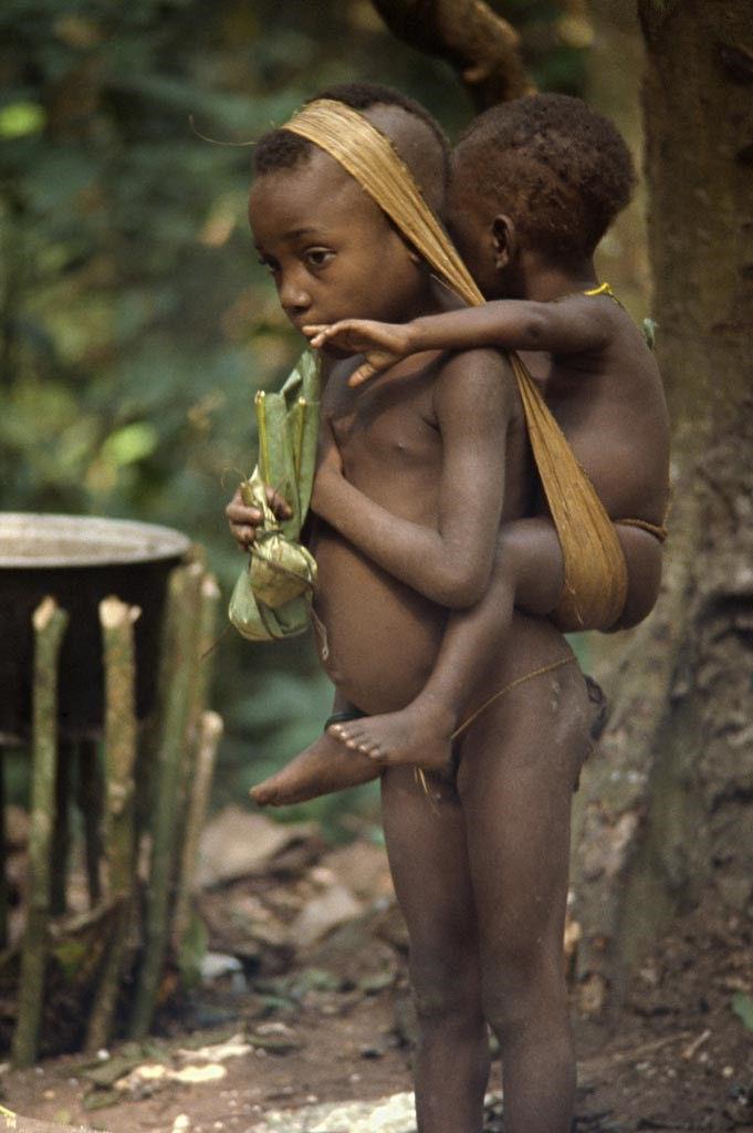 非洲一部落，女孩子八岁生孩子，人平均寿命三十多岁