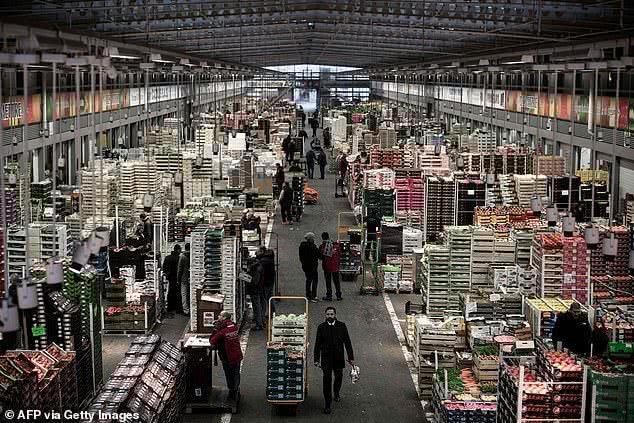 法国征用世界最大食品批发市场冷库当太平间，其他区域仍正常交易