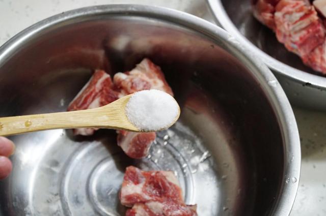 解冻肉类食品，不能直接用水泡，3种快速解冻法，吃起来如同鲜肉