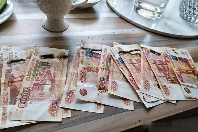 一名莫斯科妇女试图用微波炉消毒，结果毁掉了65000卢布钞票