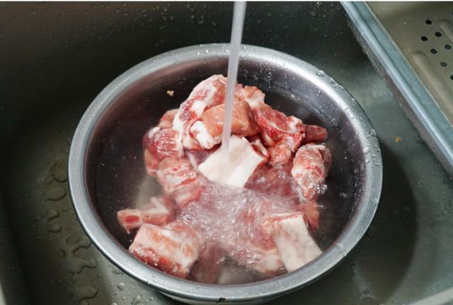 解冻肉类食品，不能直接用水泡，3种快速解冻法，吃起来如同鲜肉