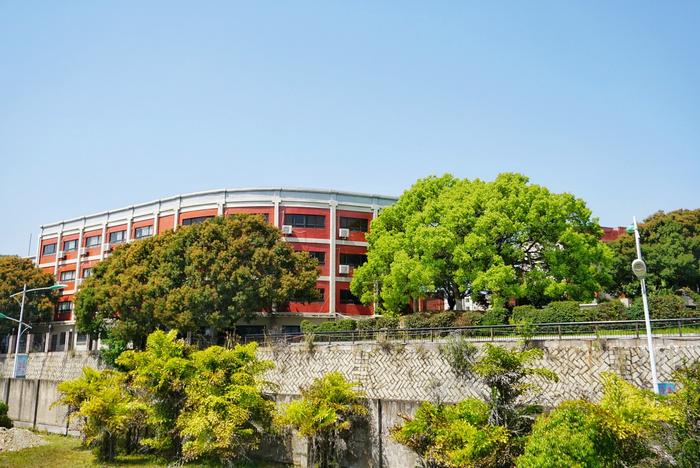 中国第一所民办本科高校，学校风景优美，不输厦门大学