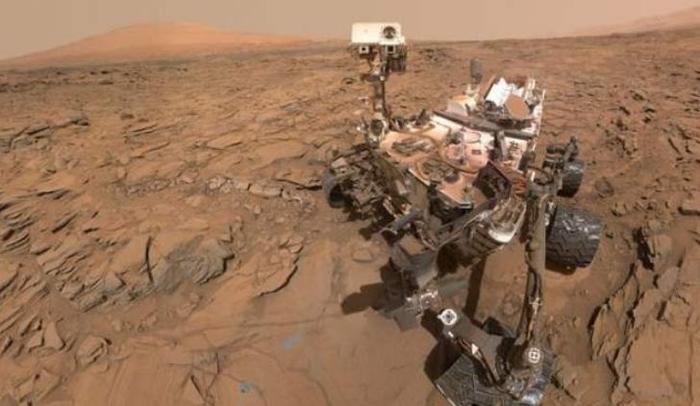 火星上出现“神秘生物”，躲在岩壁缝内，科学家：也许是外星生物