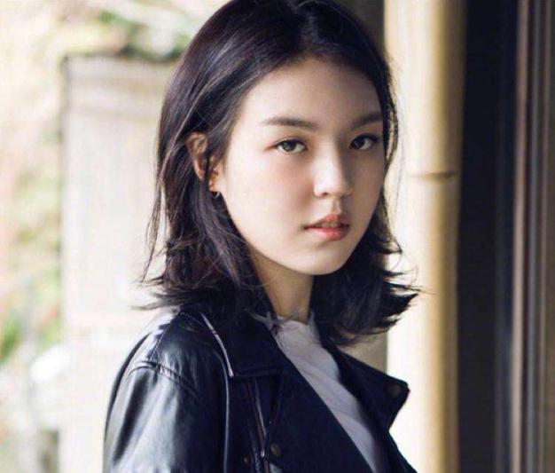 李咏哈文18岁女儿法图麦晒近照，网友：一看就是美人胚子