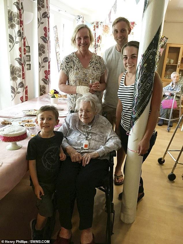 英99岁老妇感染新冠，5天奇迹痊愈，家属：多亏橘子果酱和饼干
