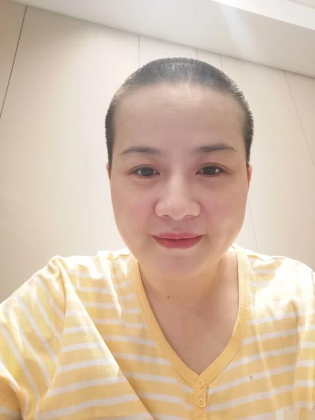 郑敏顶寸头戴女儿皇冠扮可爱，却被岳云鹏吐槽像纣王