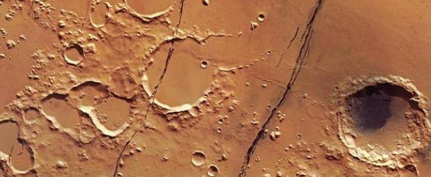 火星出现震感！科研人员找到表面的大裂缝，火星并非死气沉沉