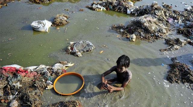 印度农村垃圾堆里“寻宝”，现实版的“贫民窟百万富翁”