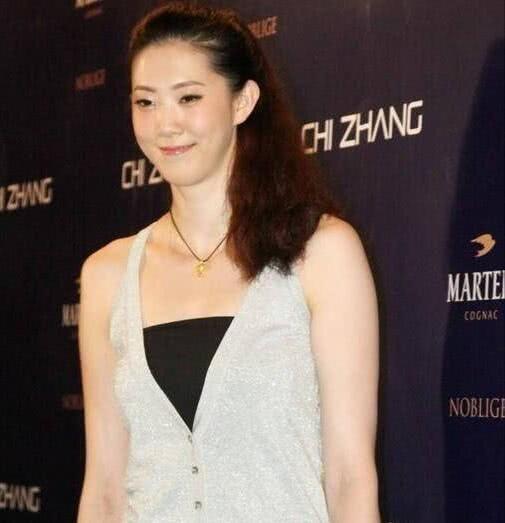 前女排国手薛明现状：嫁央视编导两年后便离婚，现身材依旧傲人