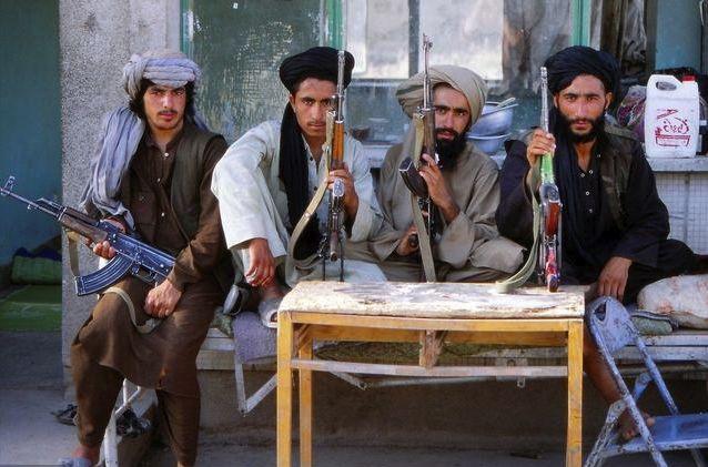 报复行动突然打响，12名武装分子全被打死，塔利班付出沉重代价
