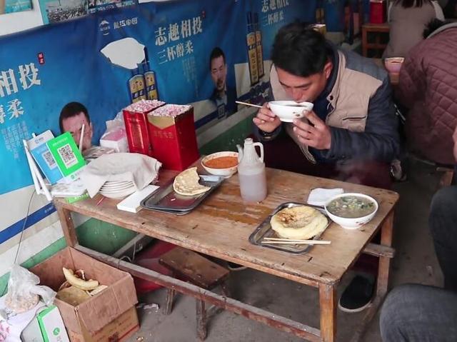 早餐店做羊杂汤，容器很接地气，外地人觉得颜值低本地人夸味道好