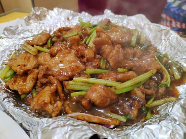 去饭店“堂食”，500块钱点了一桌肉，不够朋友吃，看看点的如何