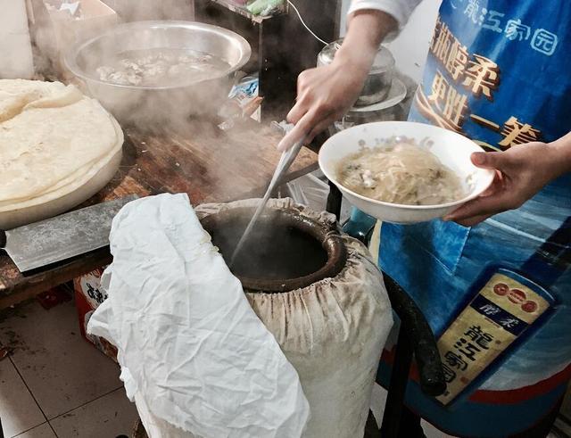 早餐店做羊杂汤，容器很接地气，外地人觉得颜值低本地人夸味道好