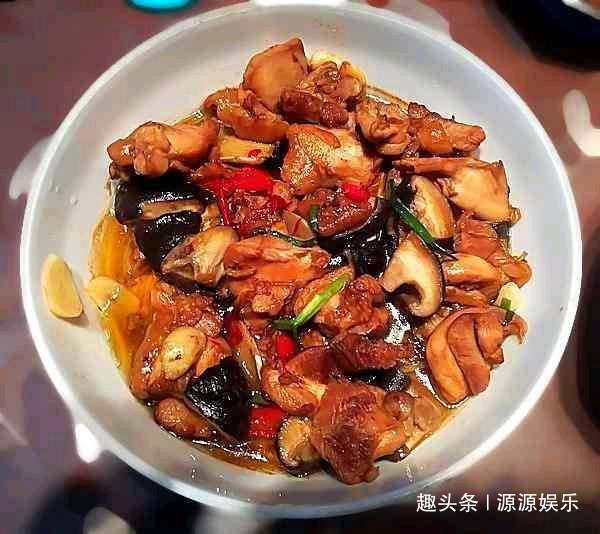 精选美食：香菇蒸滑鸡，辣白菜豆腐汤，干锅藕片，腊味蛋包饭