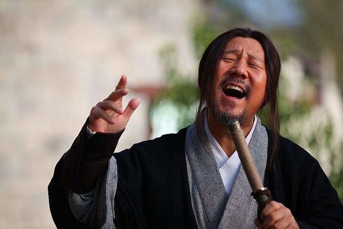 他是蒙古族的灵魂歌手，女儿去世后幡然醒悟，剪掉长发戒掉酒瘾