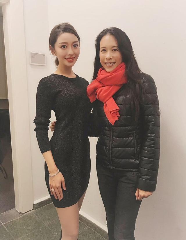 吉娜这身材真绝了，穿亮片收腰蛋糕裙，26岁还有甜美小性感