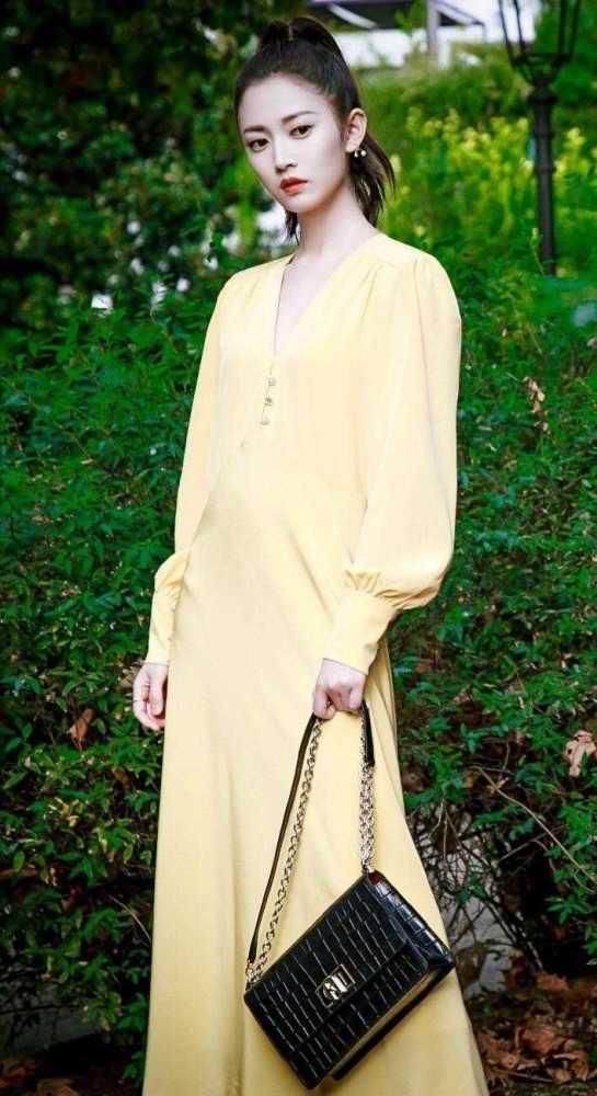 陈钰琪真是气质女神，穿一条鹅黄色的连衣裙，秒变成初恋女友