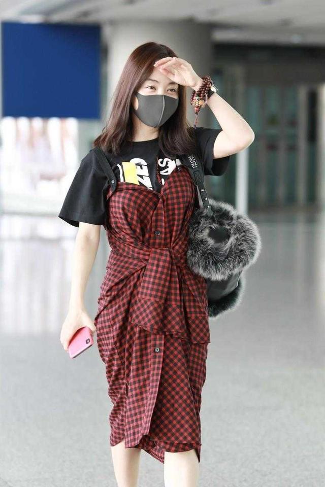 杨蓉又素颜走机场，黑色t恤叠穿格纹连衣裙，小个子女生气场全开