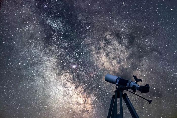 用肉眼精确定位穿过夜空的恒星和行星路径，到底有多难？