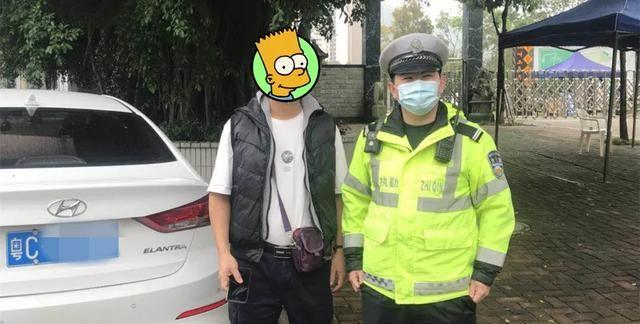 男子情侣路路口突然倒地，同伴吓坏不知所措！交警冲出拦截车流