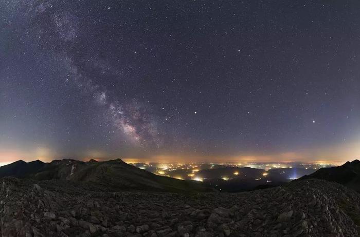 用肉眼精确定位穿过夜空的恒星和行星路径，到底有多难？