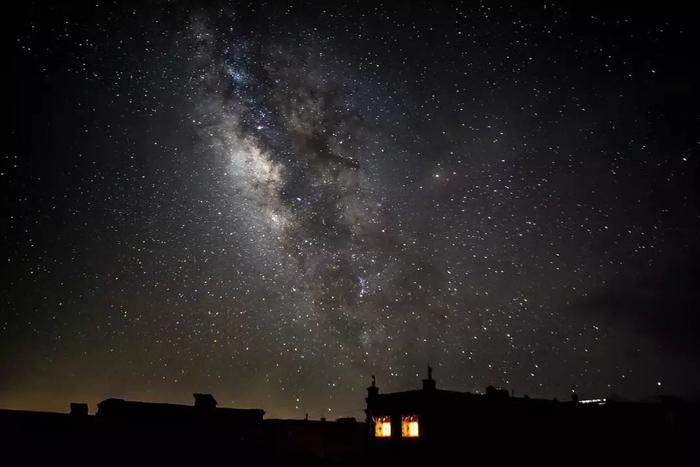 用肉眼精确定位穿过夜空的恒星和行星路径，到底有多难？