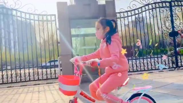 李小璐晒女儿骑自行车，甜馨一身粉色打扮，她自夸当妈运镜不错