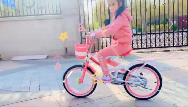 李小璐晒女儿骑自行车，甜馨一身粉色打扮，她自夸当妈运镜不错