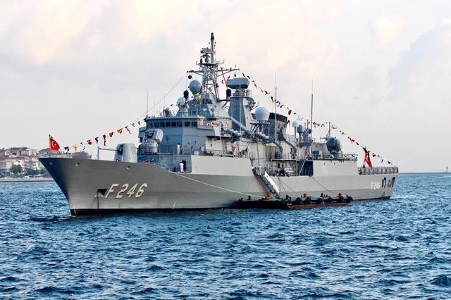 俄大批军用运输机刚驰援，意大利军舰已闯入黑海，专家：暴露本质