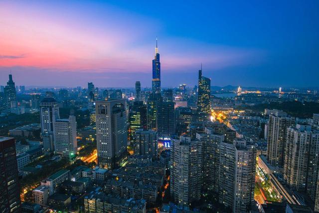 华北天津市和华东南京市，位居“超万亿元GDP城市”中的第四梯队