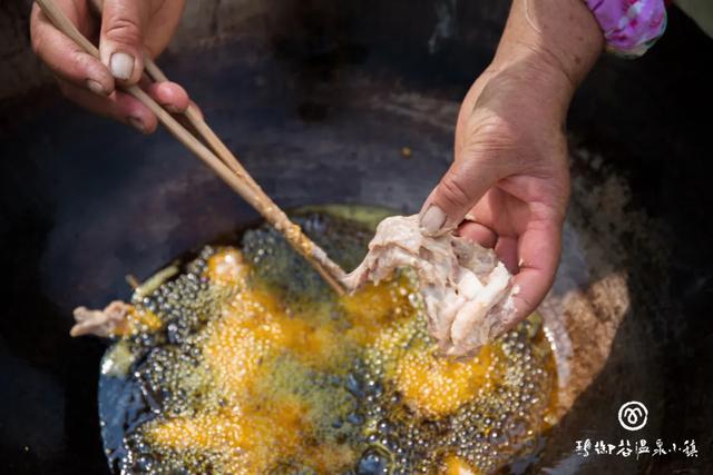 在稻田里制作腾冲土锅子：围炉相聚，拾起记忆中的温暖