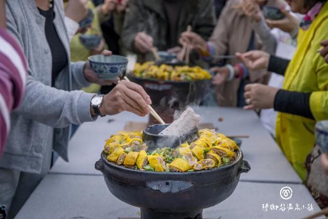 在稻田里制作腾冲土锅子：围炉相聚，拾起记忆中的温暖