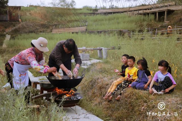 在稻田里制作腾冲土锅子：围炉相聚，拾起记忆中的温暖