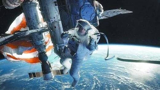 为什么人在太空会飘走，而空间站在太空却能固定不动？
