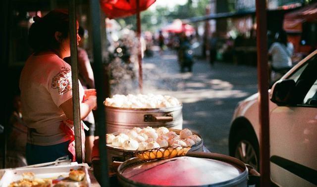 日本姑娘到在中国，街边上看到这一幕直言：你们管这叫早餐？