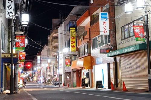 一日本人在银行门口骗钱，一晚上狂揽2500余万，至今仍未落网