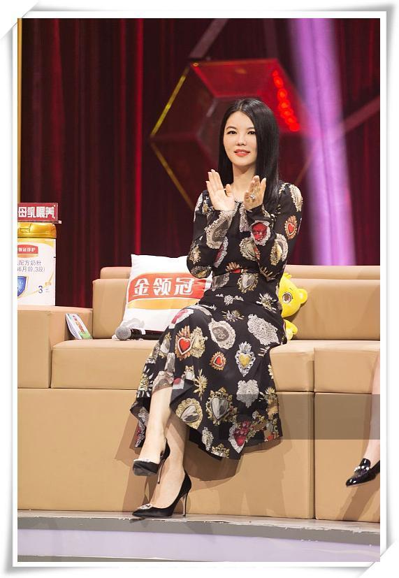 本以为42岁赵薇瘦的够惊艳，看到同龄的李湘，不能相信自己眼睛