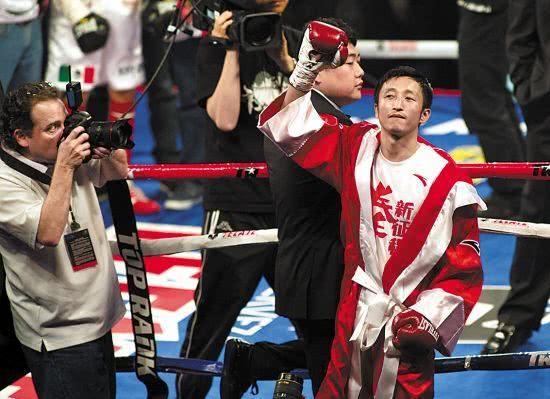 邹市明曾弃100万战奥运，7年前职业拳击首秀，4回合获胜华丽转身