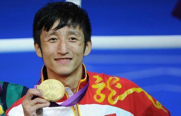 邹市明曾弃100万战奥运，7年前职业拳击首秀，4回合获胜华丽转身