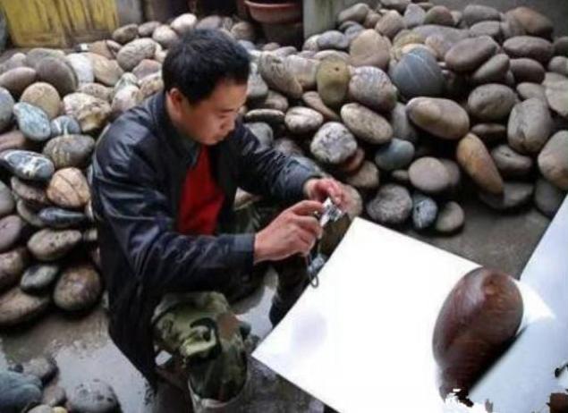 中国最“幸福”的村子，村民不用工作，靠捡石头就能买豪车买豪宅