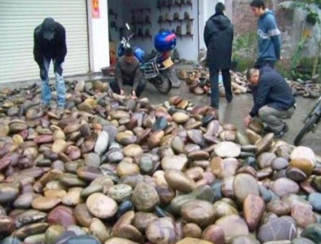 中国最“幸福”的村子，村民不用工作，靠捡石头就能买豪车买豪宅