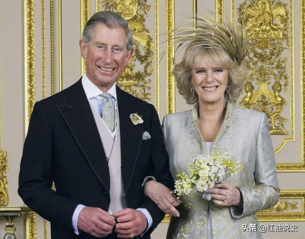 59岁卡米拉嫁入王室！跟查尔斯甜蜜牵手，可惜没披上洁白婚纱