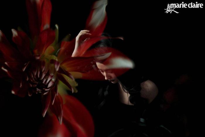女神刘亦菲四登嘉人封面，演绎绝美侧颜，被赞繁花下的木兰花！