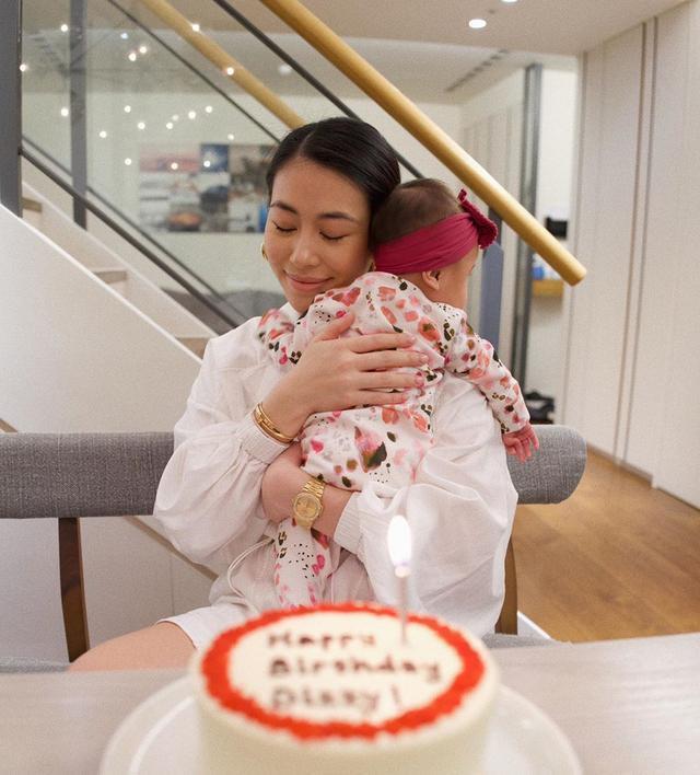 王阳明妻子产后首庆生，女儿戴头巾萌态可爱，一家三口幸福温馨