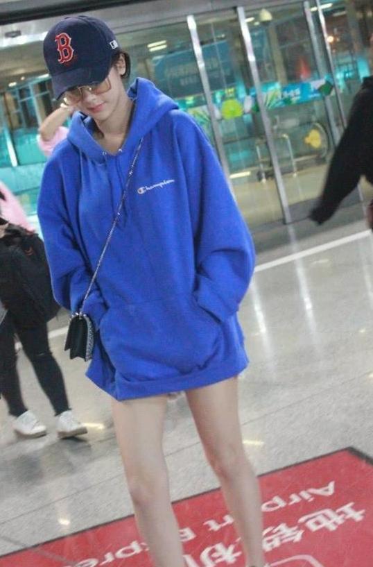 原来杨紫曾经也瘦过！蓝色卫衣下衣失踪长腿抢镜，时尚感爆棚