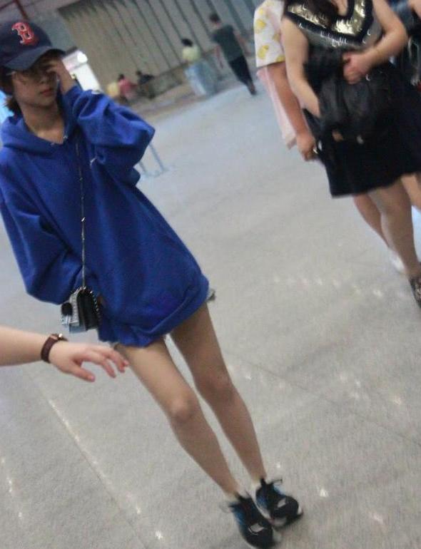 原来杨紫曾经也瘦过！蓝色卫衣下衣失踪长腿抢镜，时尚感爆棚
