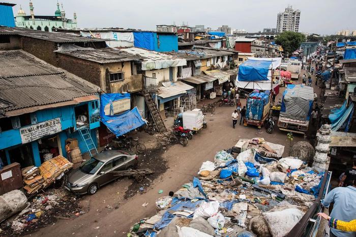 印度贫民窟疫情画像，两平方公里挤着上百万人，八十人共用一厕所