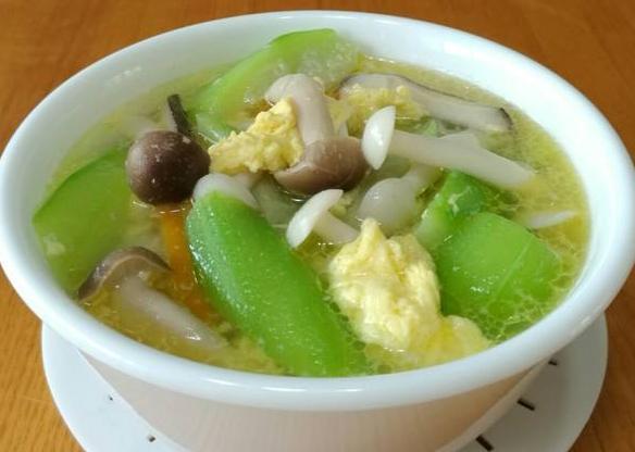 炒三丁，荤素搭配下饭美味，丝瓜菌菇汤，制作简单，鲜香爽口