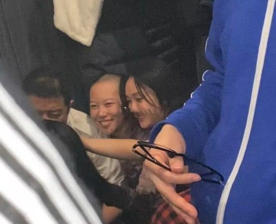 王菲带两女儿聚会，窦靖童紧挨李亚鹏，李嫣浓妆但嘴上疤痕明显